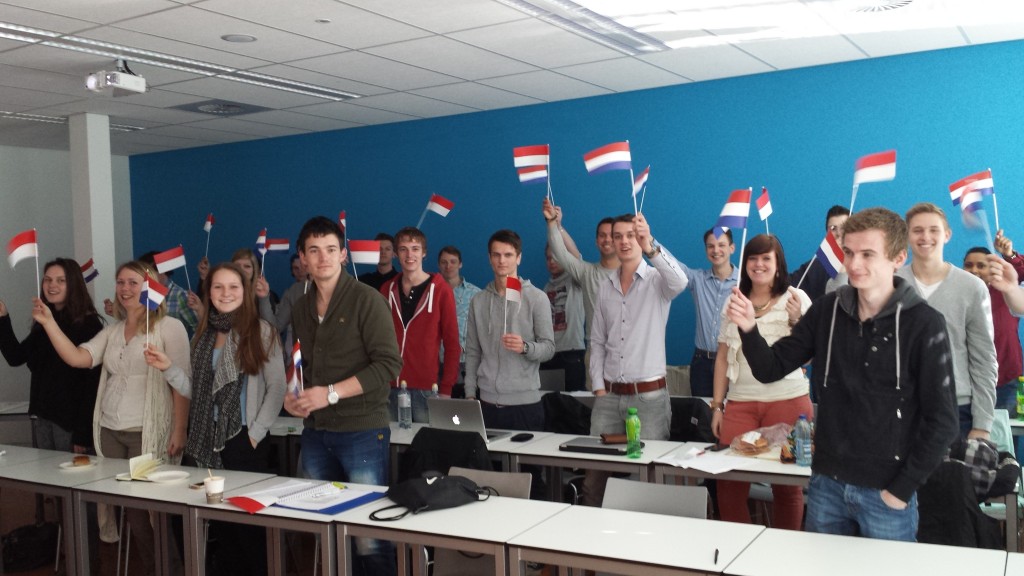 Raise the flag quiz about entrepreneurship in Indonesia INYS Guest Lecture at Hogeschool Leiden