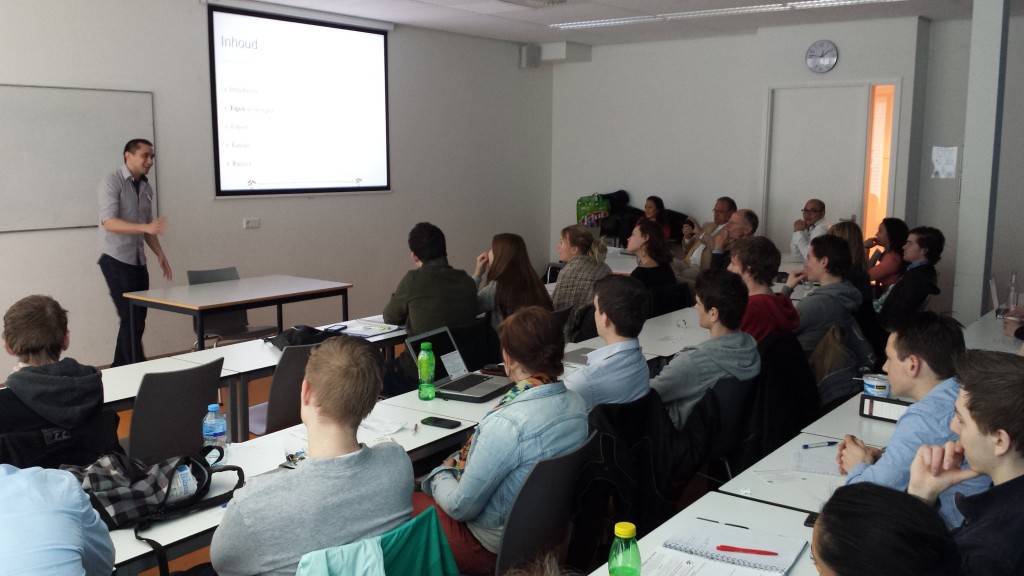 Roy Lammers presenting about entrepreneurship in Indonesia INYS guest lecture at Hogeschool Leiden